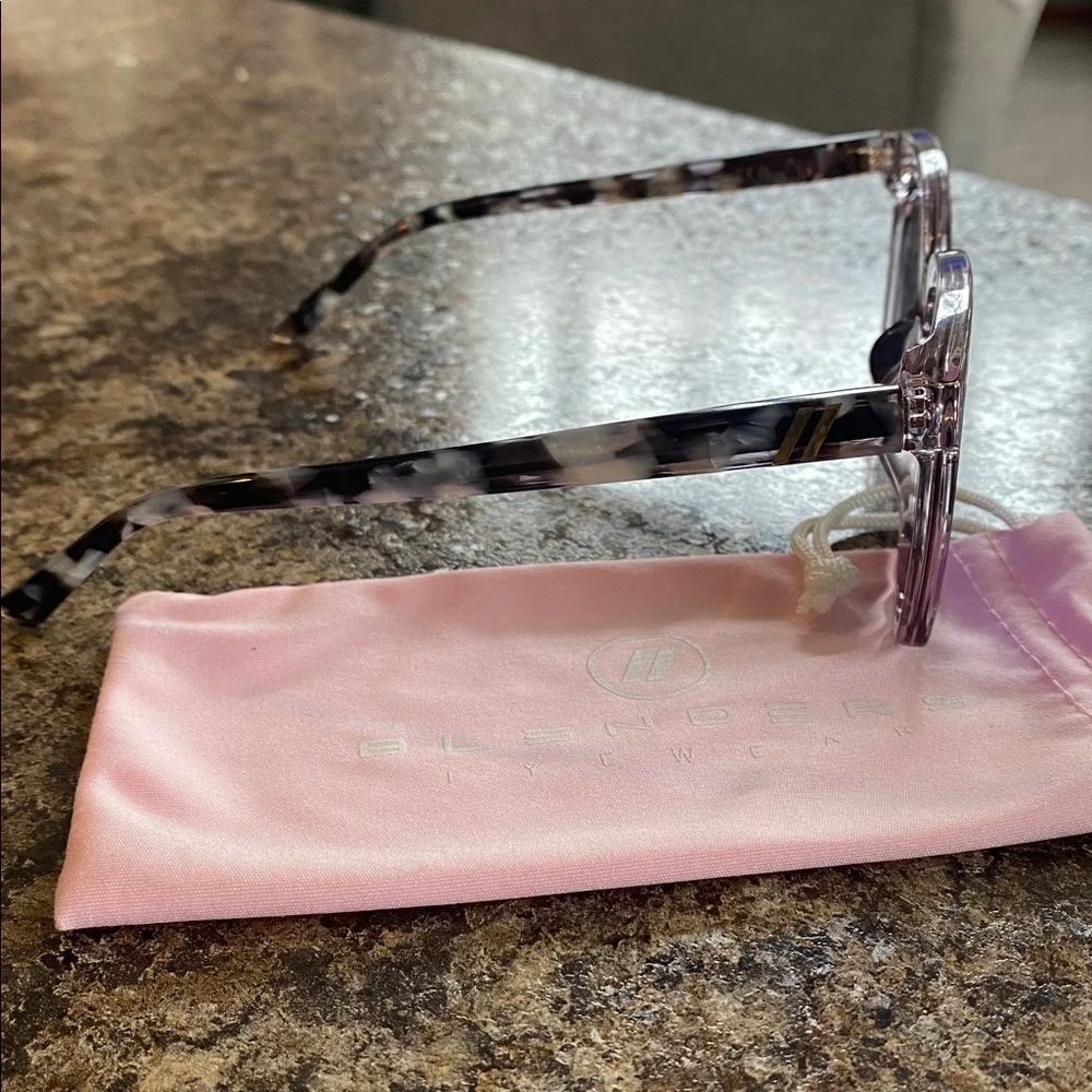 Blenders Grove- Lilac Lush polarized sunglasses - Picture 4 of 10
